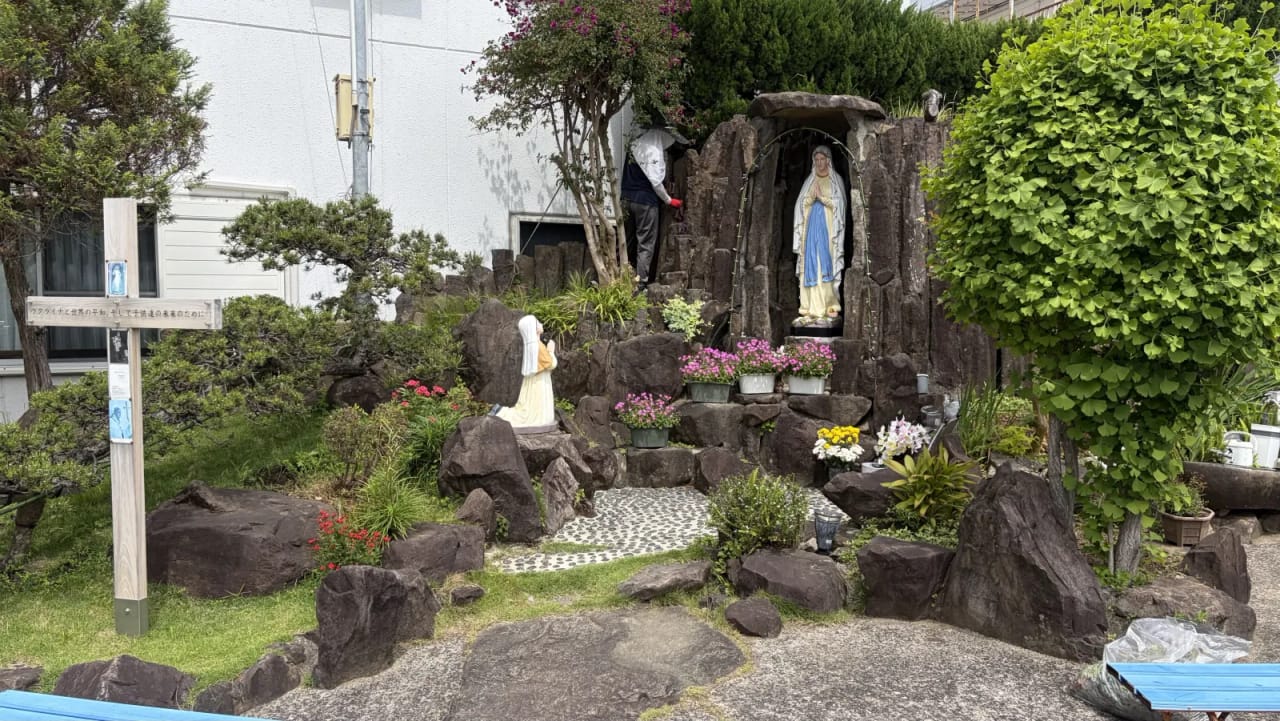 Statues at the right of the church
